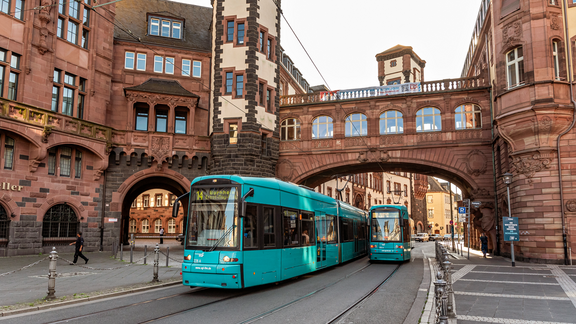 Frankfurt_Tram_c_Vogler_web Eine mintgrüne Straßenbahn in der Frankfurter Altstadt.