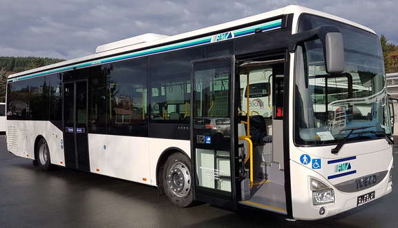 Ein Bus mit RMV-Logo steht auf einem Busparkplatz