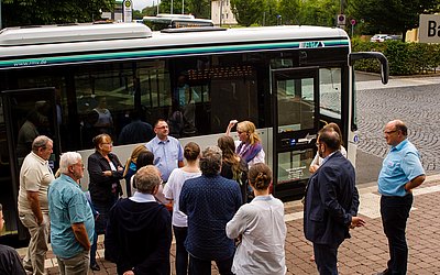 Menschenmenge vor Bus