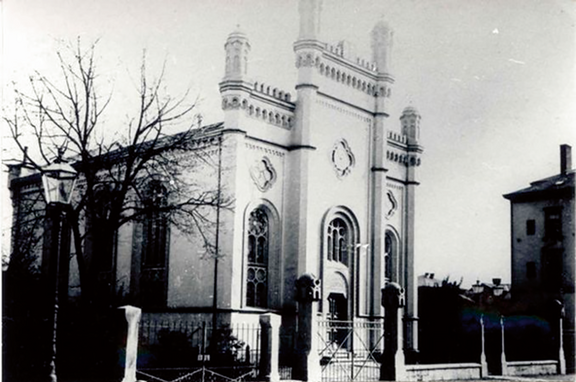 Schwarz-Weiß Aufnahme einer Synagoge