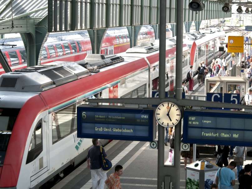 Odenwaldbahn steht am Gleis im Frankfurter Hauptbahnhof