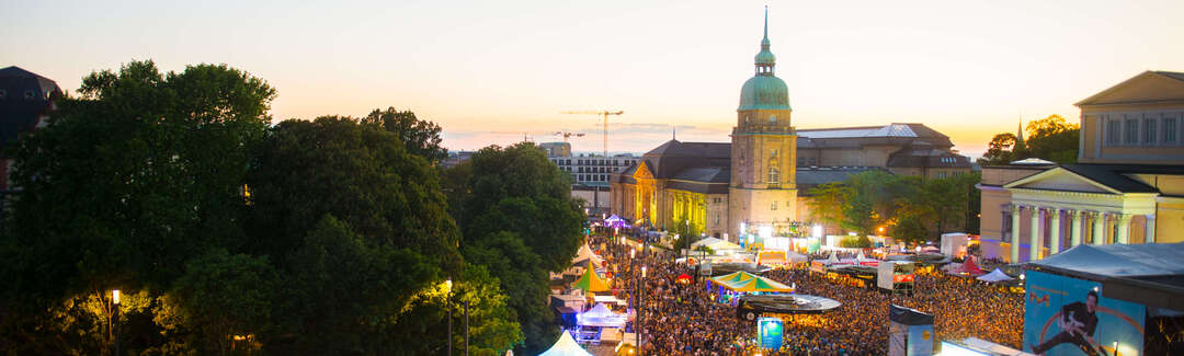 Festivalgelände mit Menschenmenge von erhöhter Position gesehen
