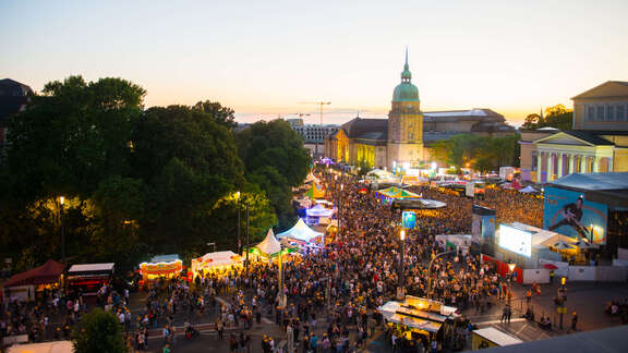Festivalgelände mit Menschenmenge von erhöhter Position gesehen