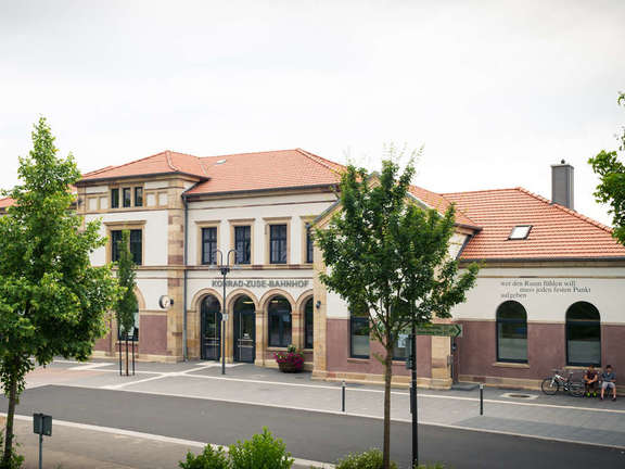 Außenansicht des Konrad-Zuse-Bahnhofs in Hünfeld