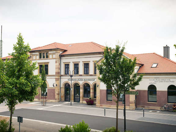 Vergrößerte Ansicht: Außenansicht des Konrad-Zuse-Bahnhofs in Hünfeld