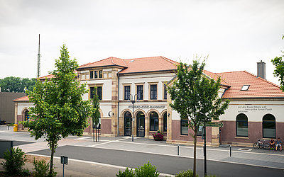 Außenansicht des Konrad-Zuse-Bahnhofs in Hünfeld