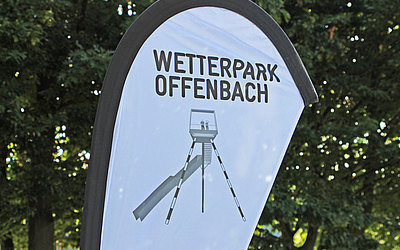 Vergrößerte Ansicht: Fahne mit dem Schriftzug Wetterpark Offenbach und dem skizzierten Plattform-Turm