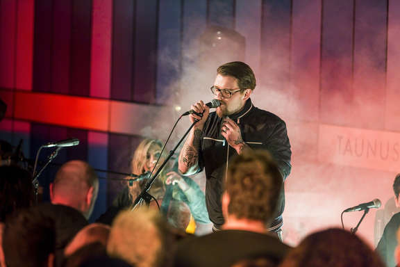 Konzert Taunusanlage Sänger während des Konzerts an der Station Taunusanlage