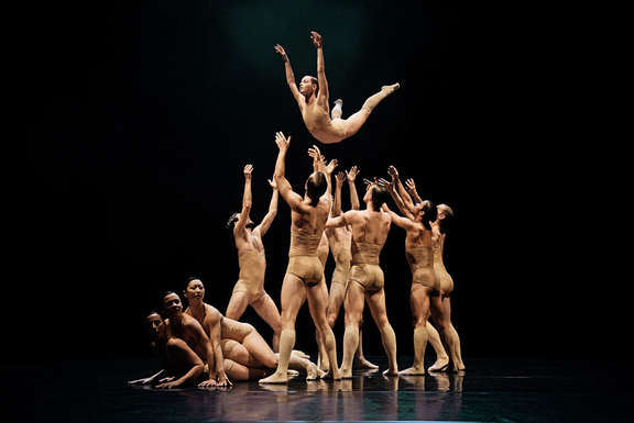The ballet ensemble of the Staatstheater Mainz: Several people throw up one person