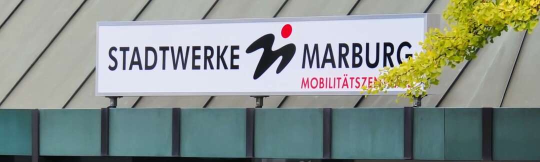 kleines Gebäude mit Glasfront, davor Fahrrad-Ständer mit 2 Fahrrädern