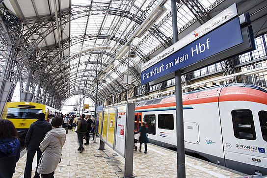 Flirt und VT-VS 2E im Frankfurt Hauptbahnhof Triebzüge FLIRT von VIAS und VT/VS 2E der HLB