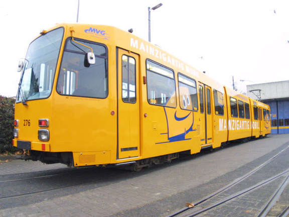 Vergrößerte Ansicht: Die gelbe Bahn im Depot