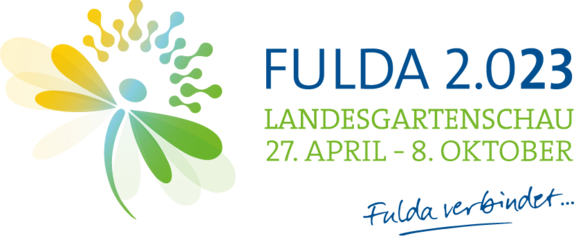 Gelb-blau-grünes Logo mit Libelle, Schrift: Fulda 2023 Landesgartenschau, 27. April - 8. Oktober