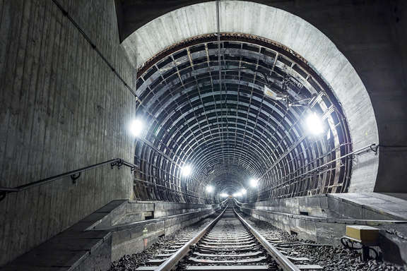 Tunnelröhre beleuchtete Tunnelröhre bei Dunkelheit