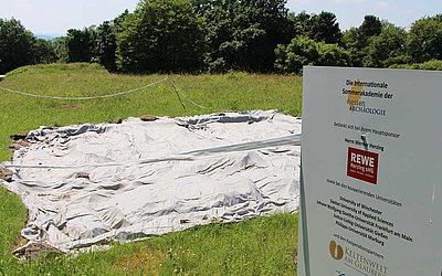 Vergrößerte Ansicht: Mit Planen abgedecktes Grabungsfeld auf dem Plateau des Glaubergs