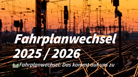 Mehrere Gleise sowie die Silhouette von Signalanlagen auf einem Bahnhofsvorfeld. Im Hintergrund kündigt der orange-gelbe Himmel die Abenddämmerung an.