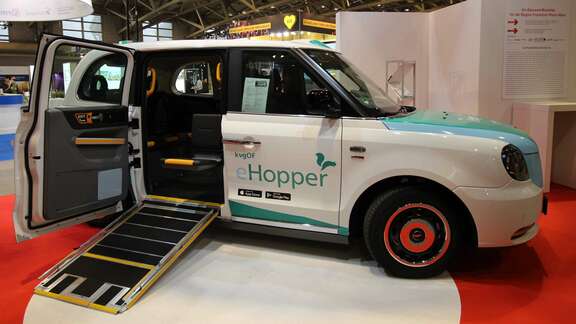 Hopper ein größerer Wagen mit einer geöffneten Tür und einer ausgeklappten Rollstuhlrampe