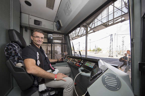 Pokalsieger-Straßenbahn Ein Mann im Führerstand der Straßenbahn