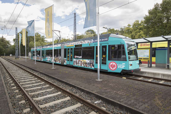 Pokalsieger-Straßenbahn Pokalsieger Straßenbahn an einem Gleis mit Fahnen