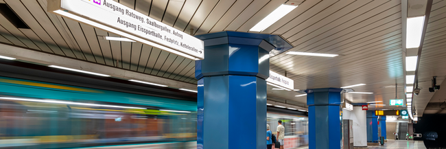 U-Bahn fährt durch die Station Eissporthalle Eine U-Bahn fährt durch die Station Eissporthalle in Frankfurt