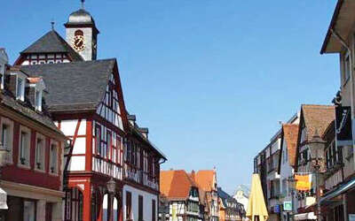 Vergrößerte Ansicht: Historisches Rathaus und Fußgängerzone mit Fachwerkhäusern in Groß-Gerau