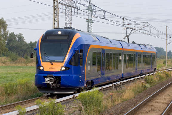 Vergrößerte Ansicht: blau-orangener Regionalzug auf freier Strecke