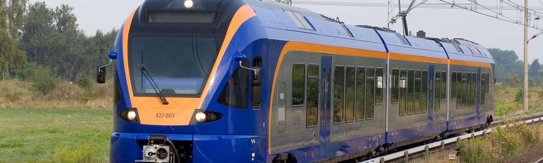 blau-orangener Regionalzug auf freier Strecke