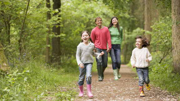 Familie im Wald beim Spaziergang.