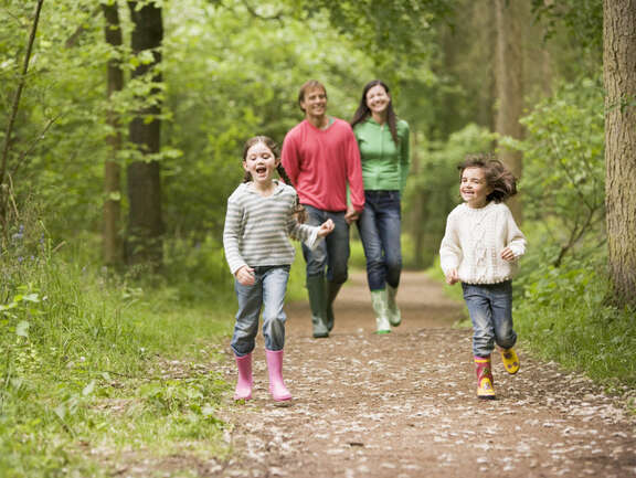 Familie im Wald beim Spaziergang.