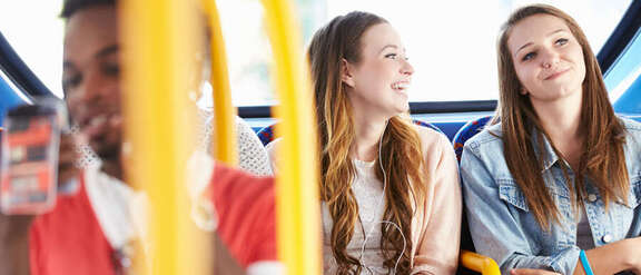 Jugendliche im Bus