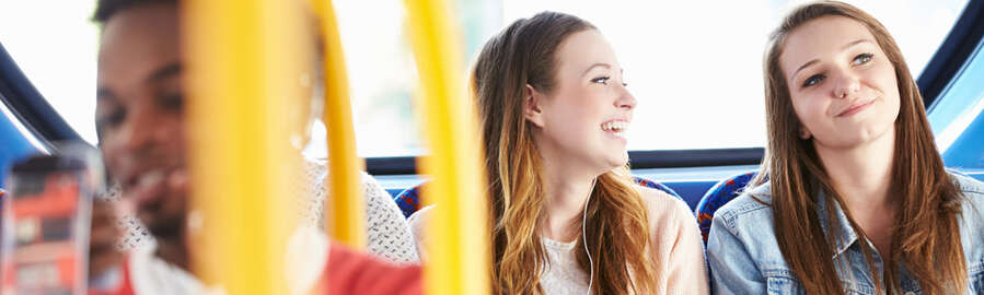 Jugendliche im Bus