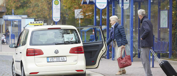 Einstieg in ein Anruf-Linien-Taxi