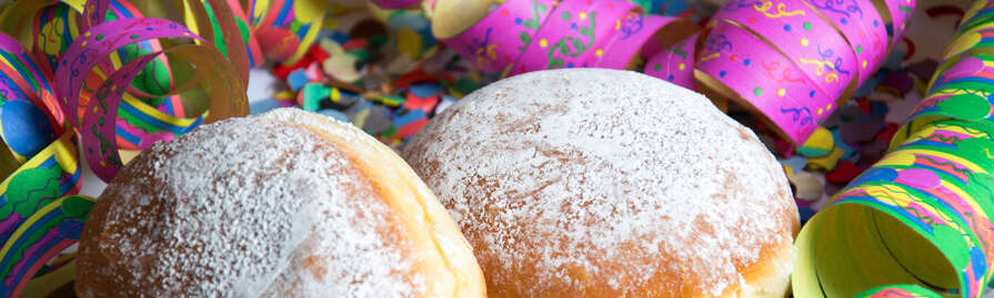 Kreppel vor bunten Luftschlangen