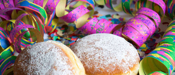 Kreppel vor bunten Luftschlangen