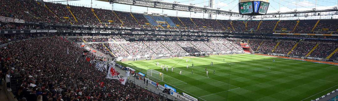 Blick ins voll besetzte Stadion von Eintracht Frankfurt