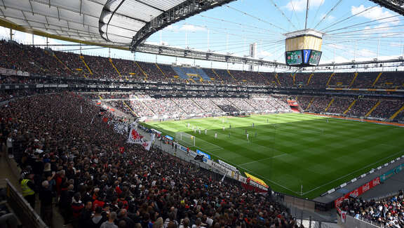 Blick ins voll besetzte Stadion von Eintracht Frankfurt