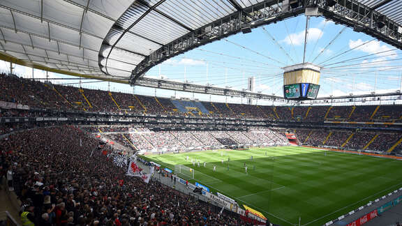 Blick ins voll besetzte Stadion von Eintracht Frankfurt