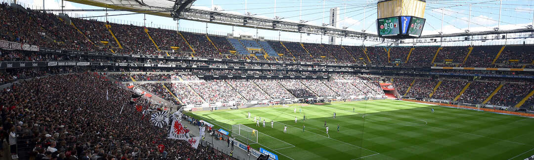 Blick ins voll besetzte Stadion von Eintracht Frankfurt