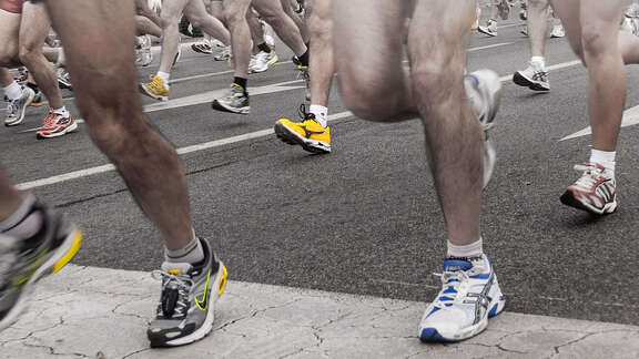 eine Menge Läufer auf der Straße, zu sehen sind nur die Beine