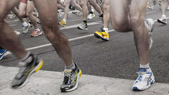 Laufen, joggen, rennen eine Menge Läufer auf der Straße, zu sehen sind nur die Beine