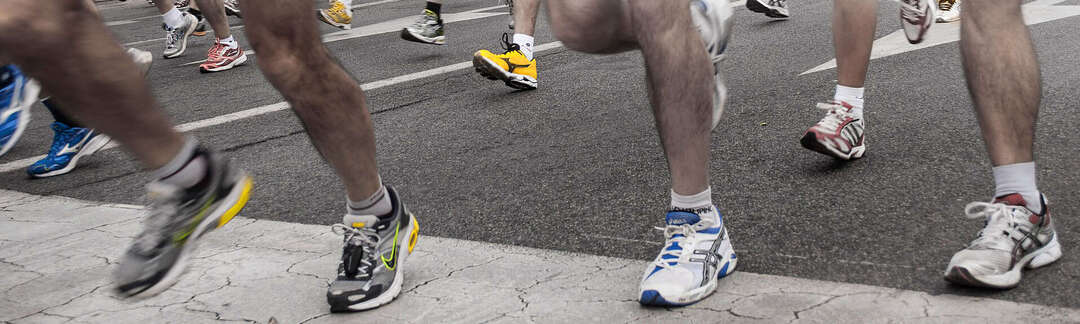 eine Menge Läufer auf der Straße, zu sehen sind nur die Beine
