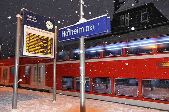 Einfahrender Zug bei Schneefall Einfahrender Zug bei Schneefall
