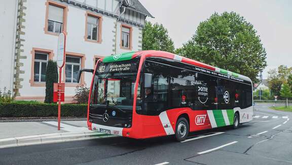 Hofheimer Stadtbustag 2021 Elektrobus der Linie 403 an einer Haltestelle