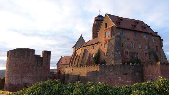 Gebäude und Bergfried der Burg Breuberg