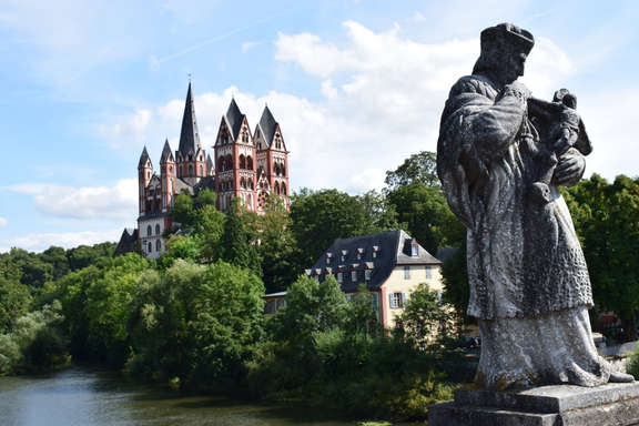 Blick von der Alten Lahnbrücke auf den Dom Statue eines Mannes, im Hintergrund Dom