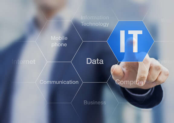 Mann tippt auf virtuellen Bildschirm das "IT"-Symbol an