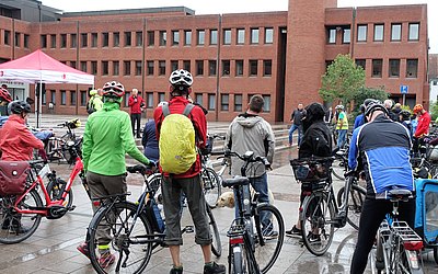 Gruppe von Menschen mit Fahrrad vor dem Landratsamt in Hofheim