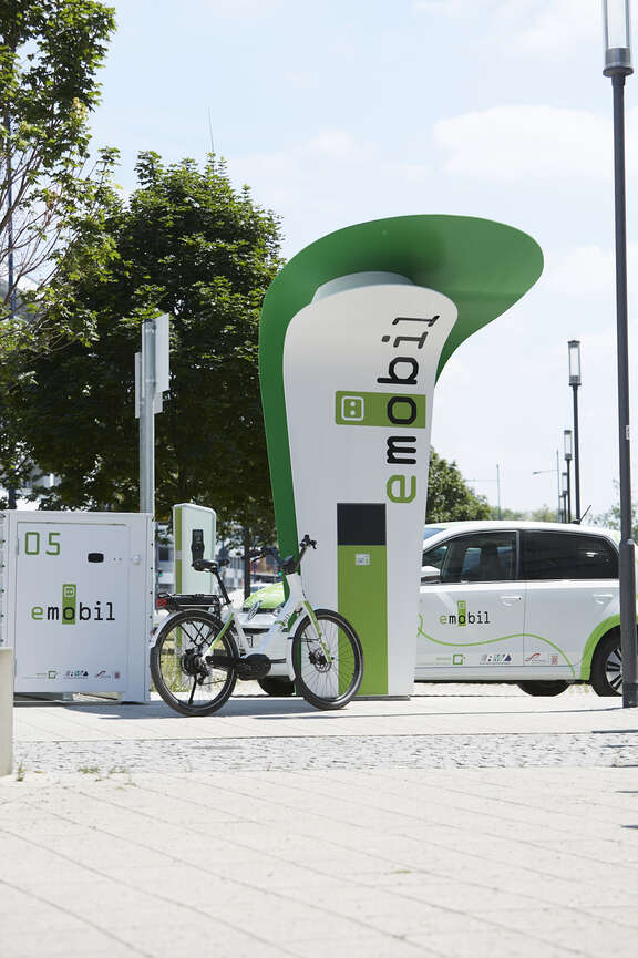 Ein Fahrrad und ein Auto stehen an einer eMobil-Station