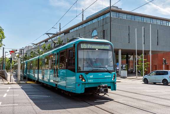 Vergrößerte Ansicht: U-Bahn in Frankfurt vor der Nationalbibliothek