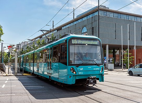 U-Bahn Typ U5 in Frankfurt vor der Nationalbiliothek